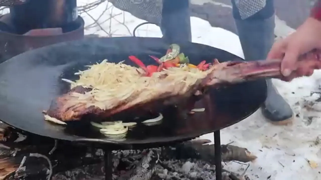 غذای روستایی در ایران؛ پخت یک غذای سنتی با گوشت بره، زرشک، برنج و زعفران