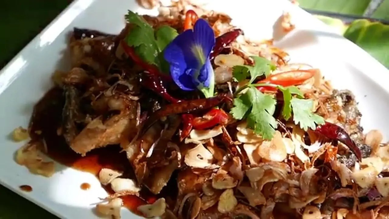 غذای خیابانی در تایلند؛ برش ماهرانه ماهی باراماندی و تهیه غذاهای متنوع با آن در بانکوک