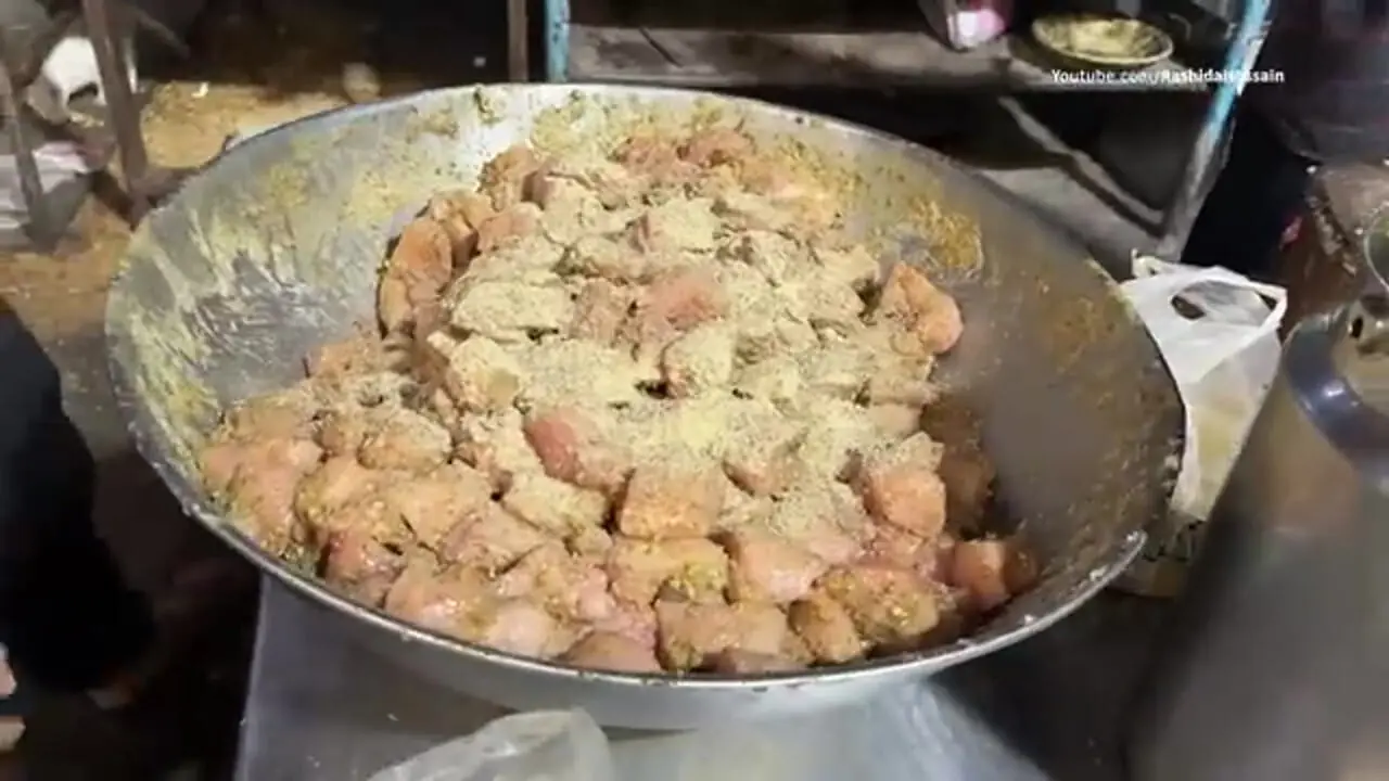 ببینید| غذای خیابانی در پاکستان؛ تهیه محبوب ترین جوجه کباب در کراچی