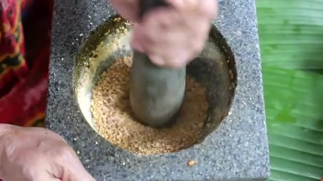 غذای خیابانی در تایلند؛ تهیه نودل رنگی و خوراک میگو در بانکوک