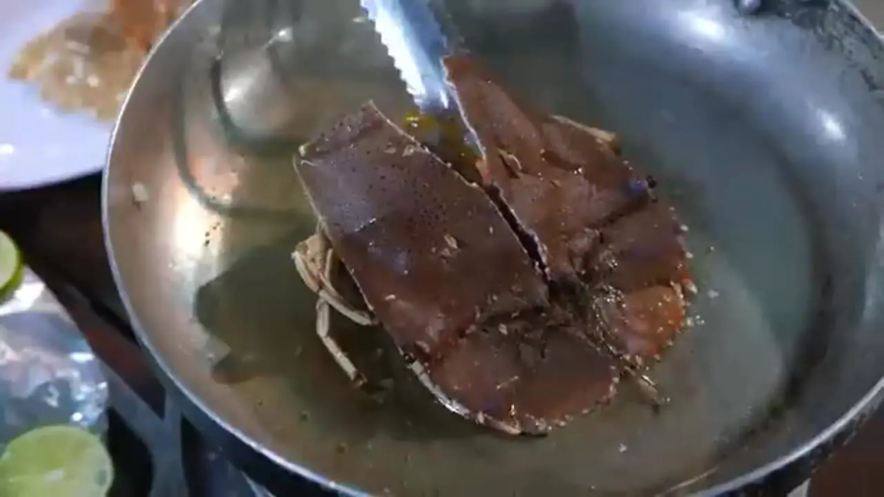 غذای خیابانی در ویتنام؛ پخت لابستر بالمین با سیر و کره در هانوی