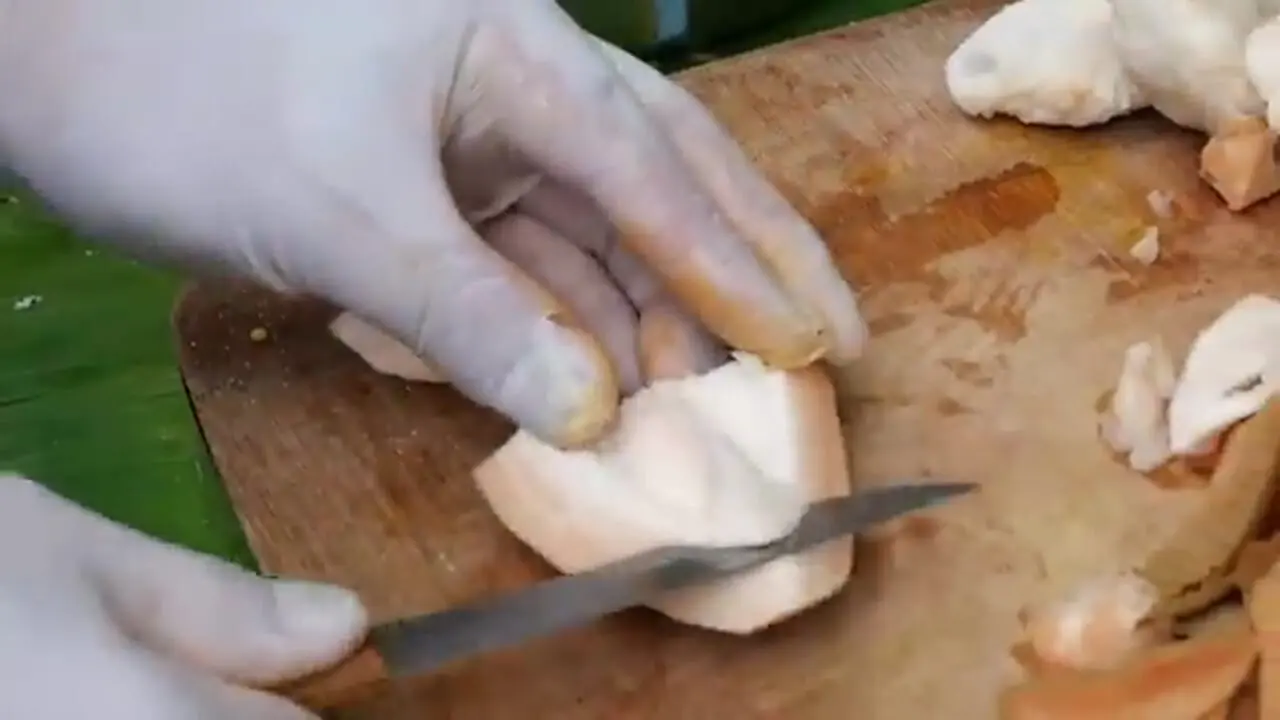 ببینید| غذای خیابانی در تایلند؛ برش ماهی سرماری و پخت سوپ با آن در بانکوک