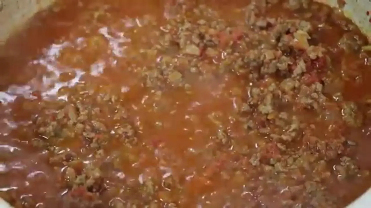 ببینید| غذای روستایی در ایران؛ پخت دلمه کلم قمری در هوای برفی روستا