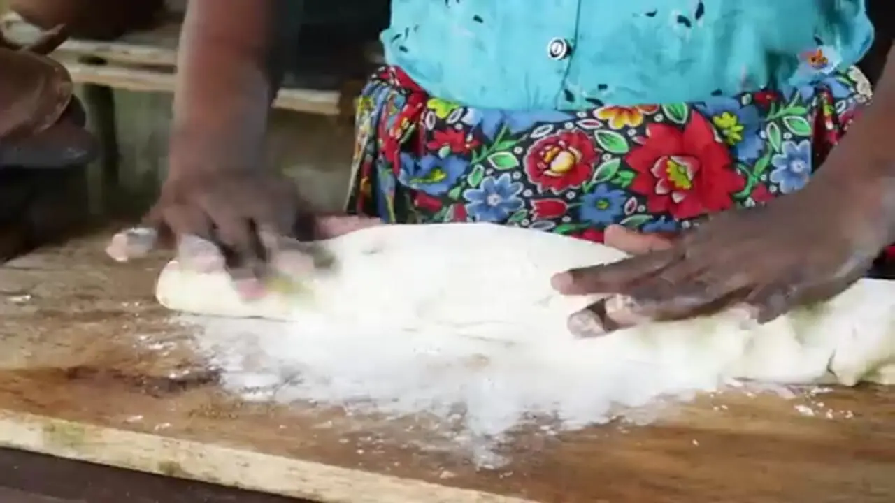 ببینید| غذای روستایی در سریلانکا؛ پخت سمبوسه با ماهی و نان پنیری در روستا