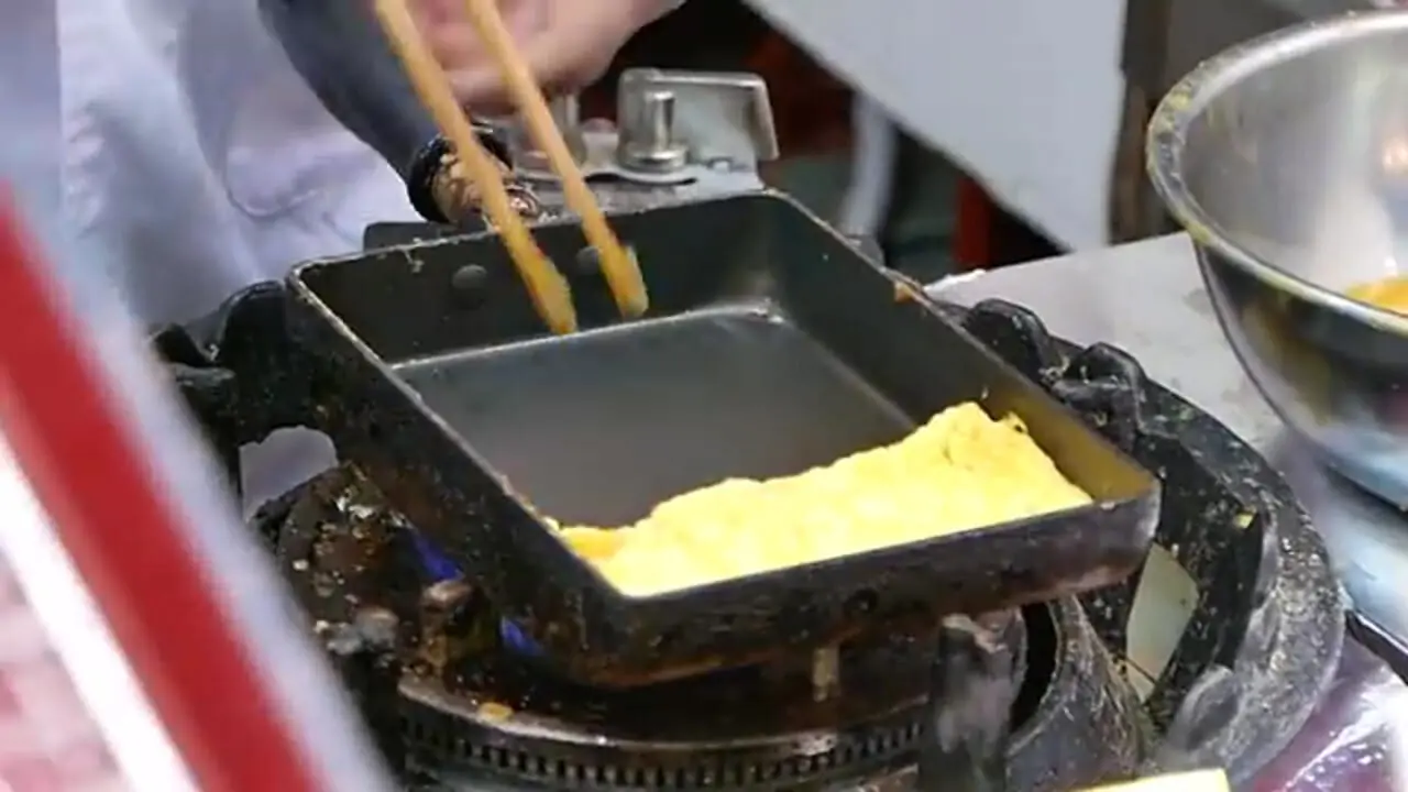 غذای خیابانی در ژاپن؛ مارماهی کبابی با املت در اوزاکا