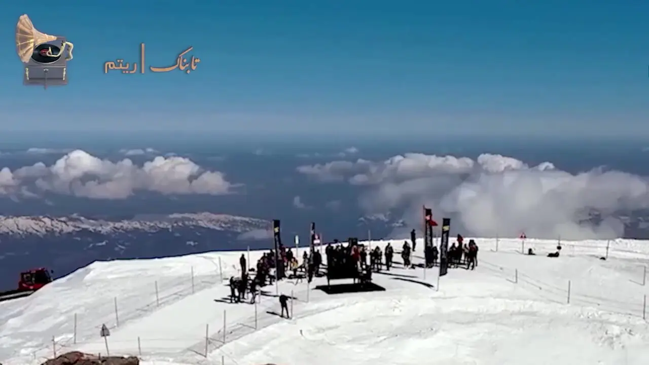 نواختن پیانو در ارتفاع ۳۵۰۰ متری آلپ