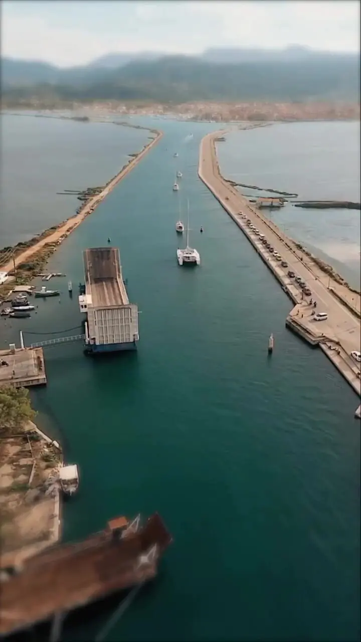 این جزیره به پل شناور وابسته است