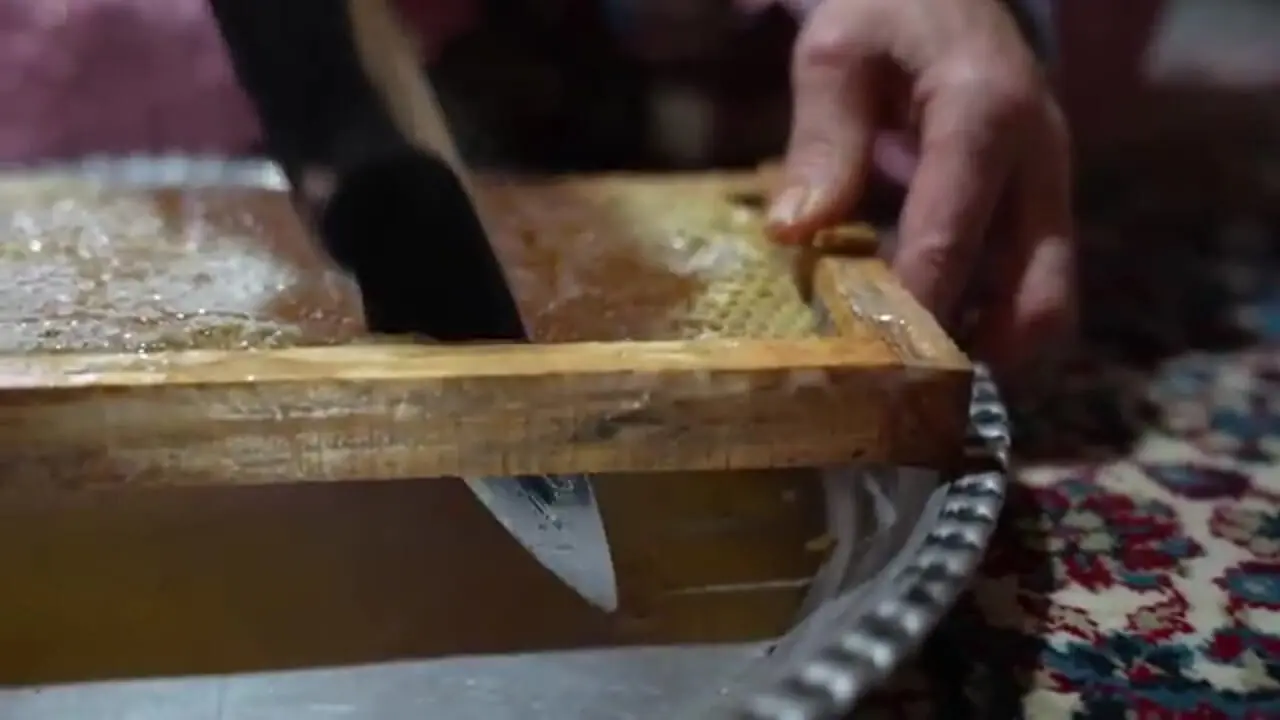 غذای روستایی در ایران؛ پخت نیمرو برای صبحانه در روستایی برفی در کوهستان