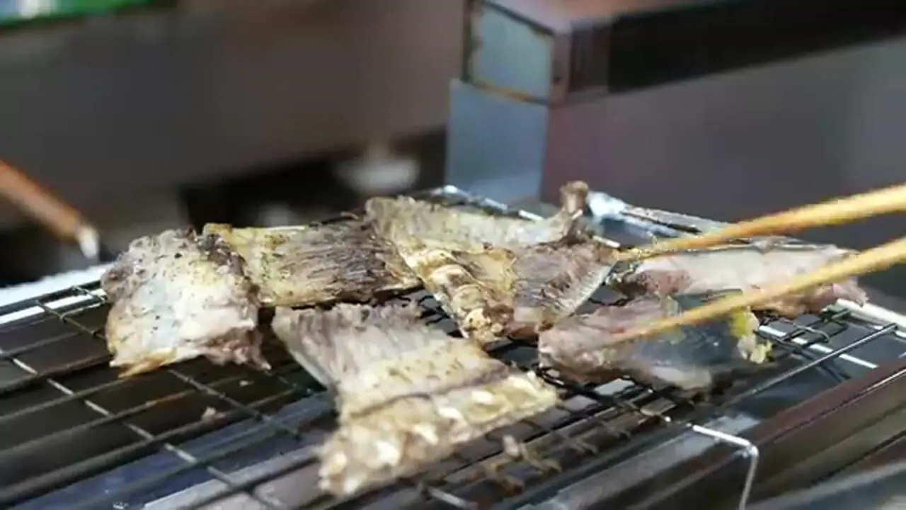 غذای خیابانی در ژاپن؛ برش زدن ماشه ماهی و تهیه نودل با آن در اوکیناوا