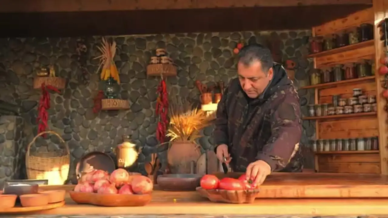 غذای روستایی در آذربایجان؛ کباب ران گوساله با عسل و نمک در تنور