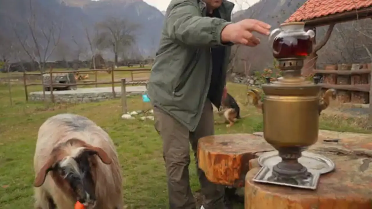 غذای روستایی در آذربایجان؛ تهیه ساندویچ فرانسوی با گوشت گاو در روستا