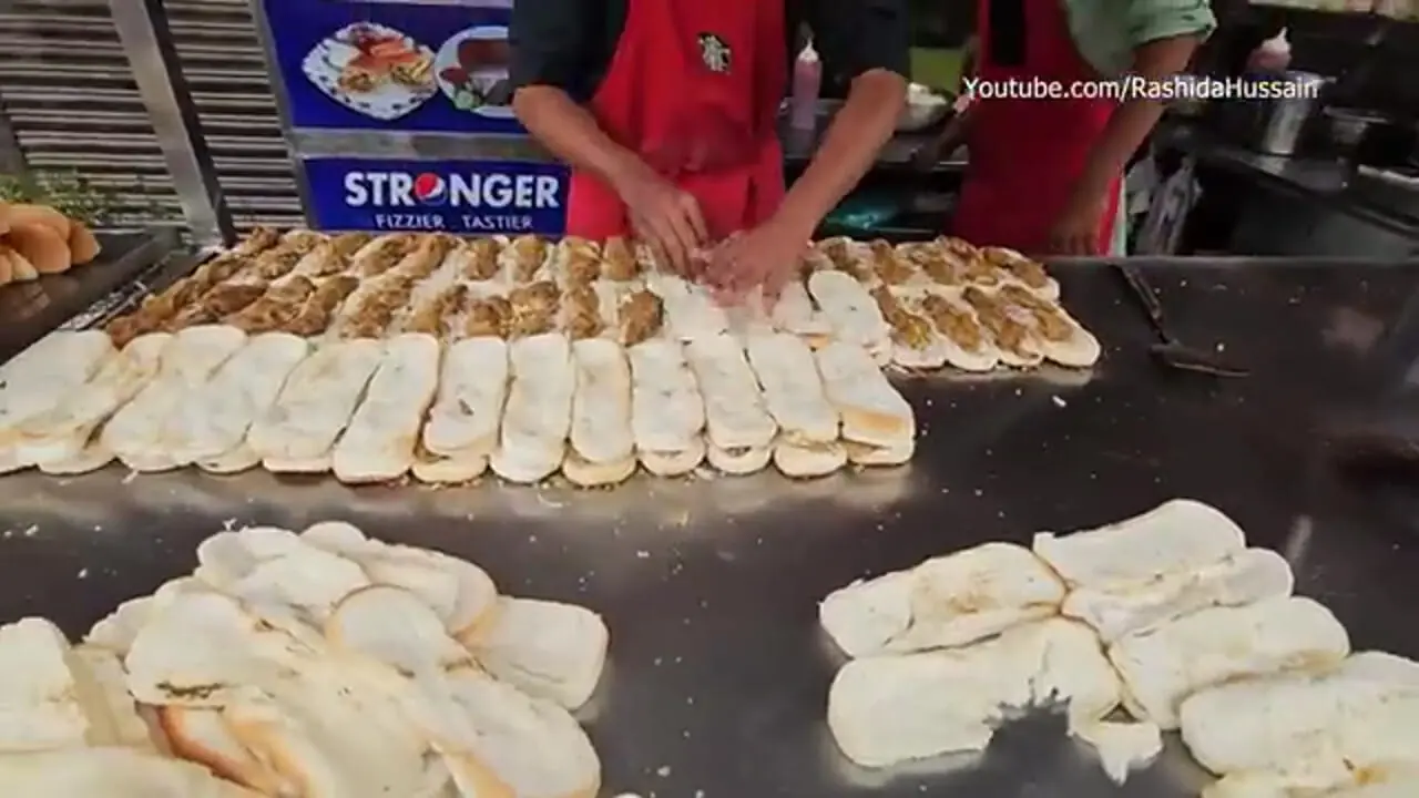 ببینید| غذای خیابانی در پاکستان؛ مهارت آشپز خیابانی در تهیه برگر با تخم مرغ در کراچی