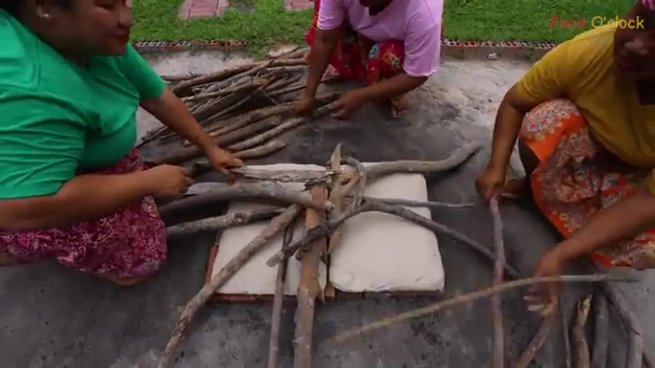 ببینید| غذای روستایی در سنگاپور؛ پخت یک غذای سنتی با مرغ و کلم