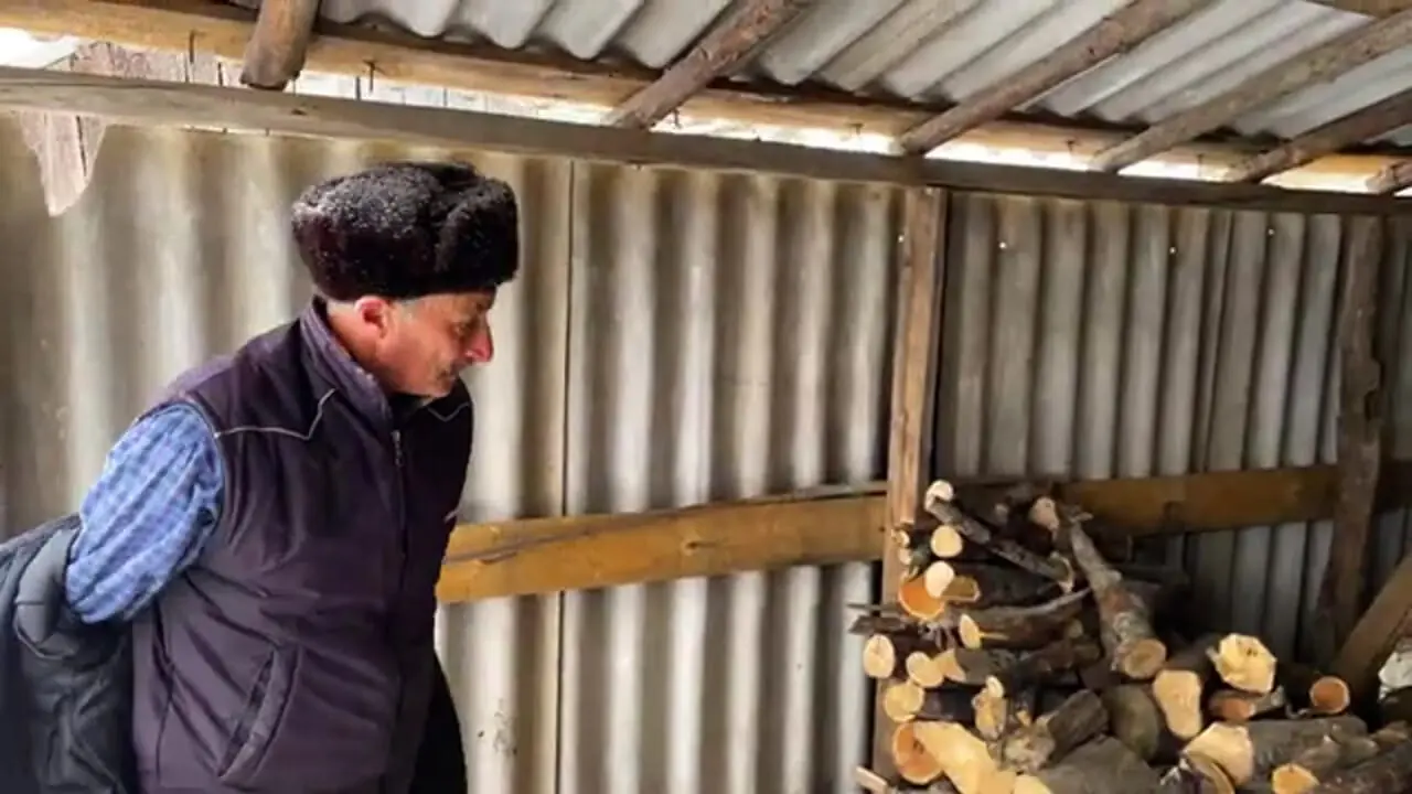 ببینید| غذای روستایی در آذربایجان؛ پخت یک خوراک سنتی با غاز و کباب بره در هوای برفی