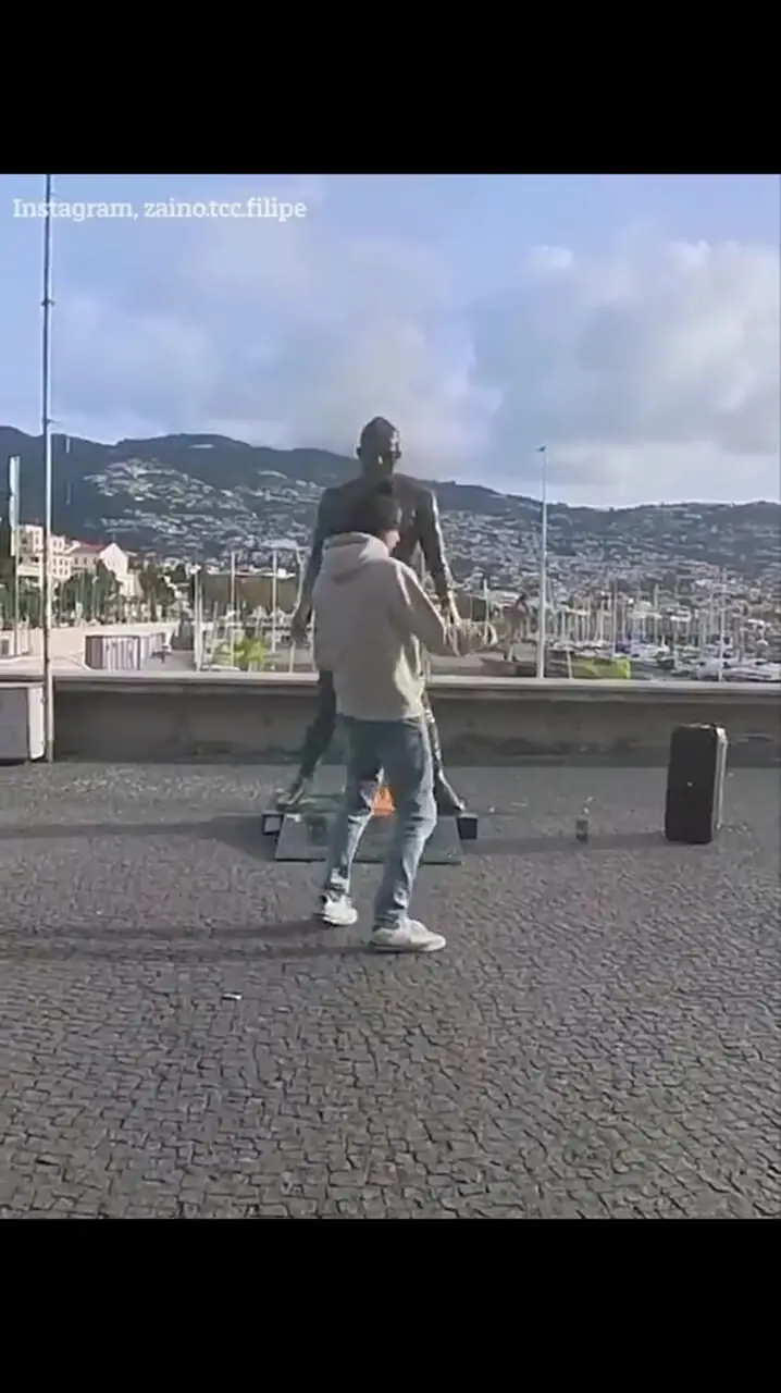 لحظه عجیب آتش‌زدن مجسمه کریستیانو رونالدو در شهر زادگاهش