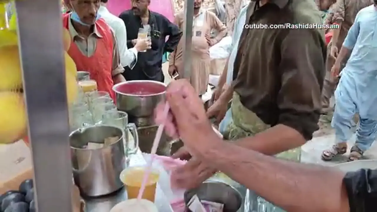 ببینید| غذای خیابانی در پاکستان؛ تهیه آب هلو و آلو در کراچی