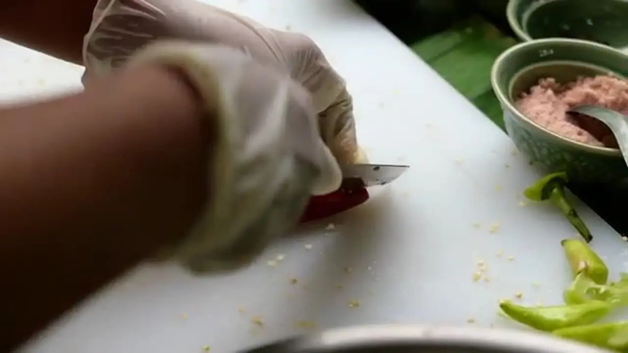 ببینید| غذای خیابانی در تایلند؛ پخت خوراک گوشت با آناناس، سیر و فلفل در بانکوک