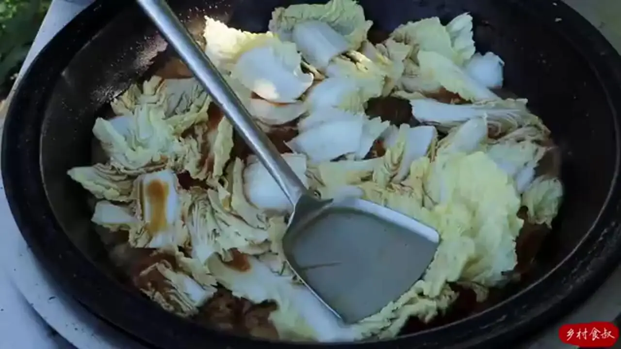 ببینید| غذای روستایی در چین؛ صید دو ماهی بزرگ و پخت غذا با آنها