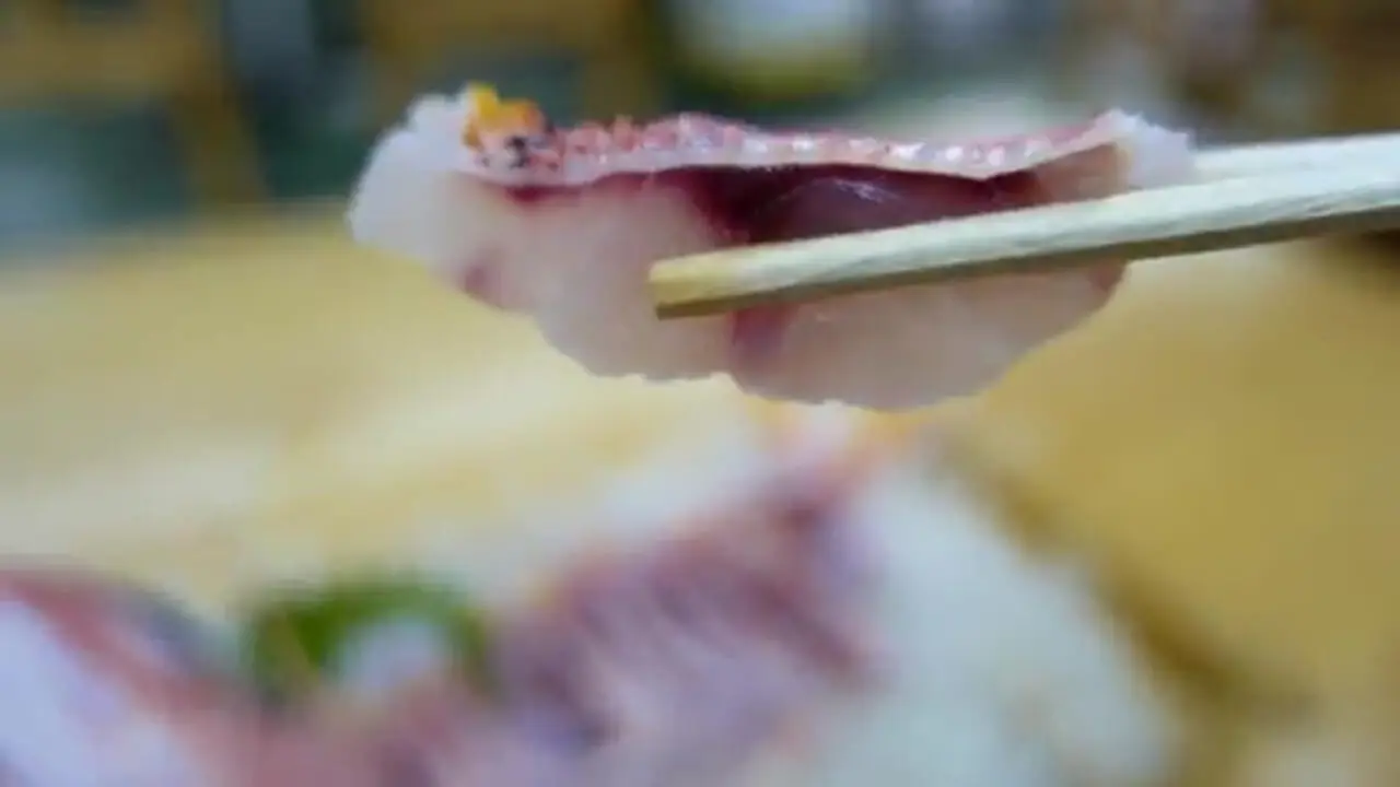 ببینید| غذای خیابانی در ژاپن؛ تهیه دو نوع غذا با ماهی سرخو در اوکیناوا