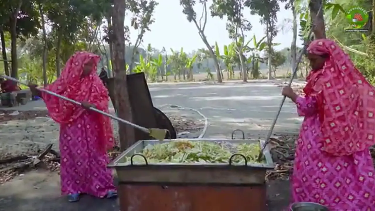 ببینید| غذای روستایی در هند؛ پخت خوراک با ماهی های ریز و سبزیجات در روستا