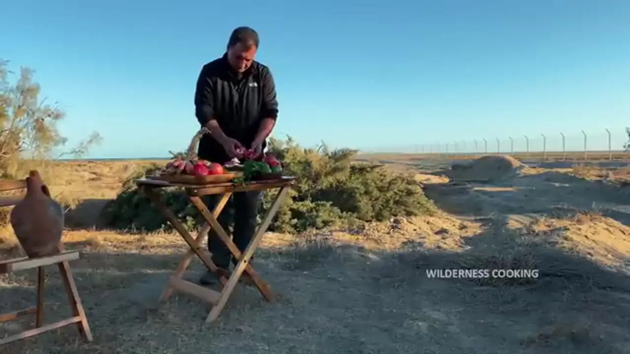 ببینید| غذای روستایی در آذربایجان؛ کباب کردن ماهی کپور با گِل و در آتش