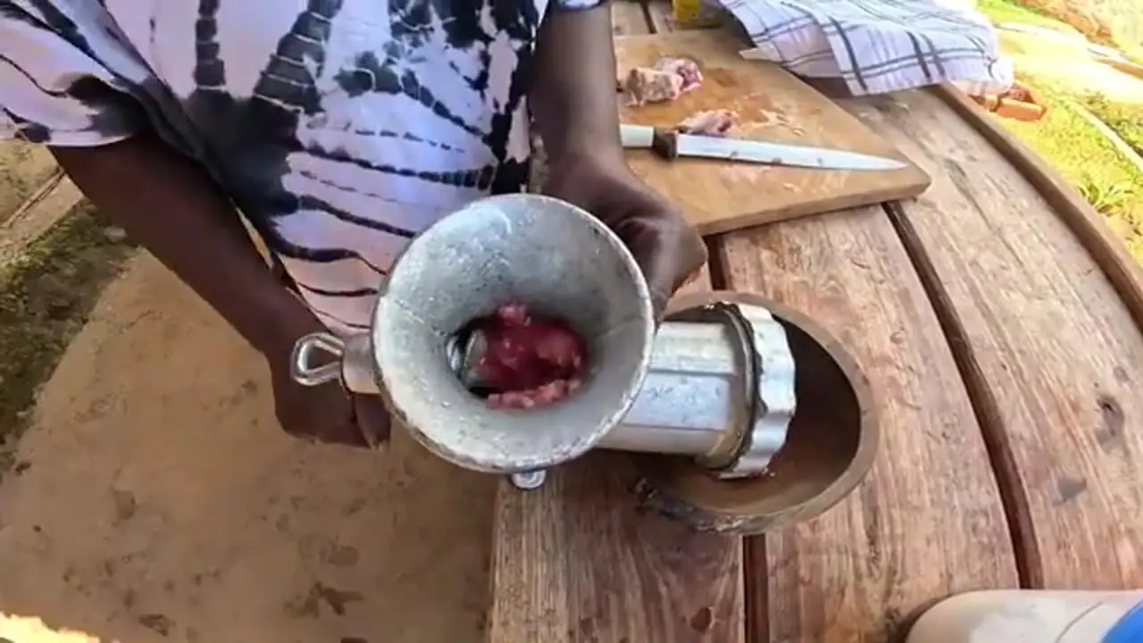 ببینید| غذای روستایی در کنیا؛ پخت همبرگر دودی در بشکه