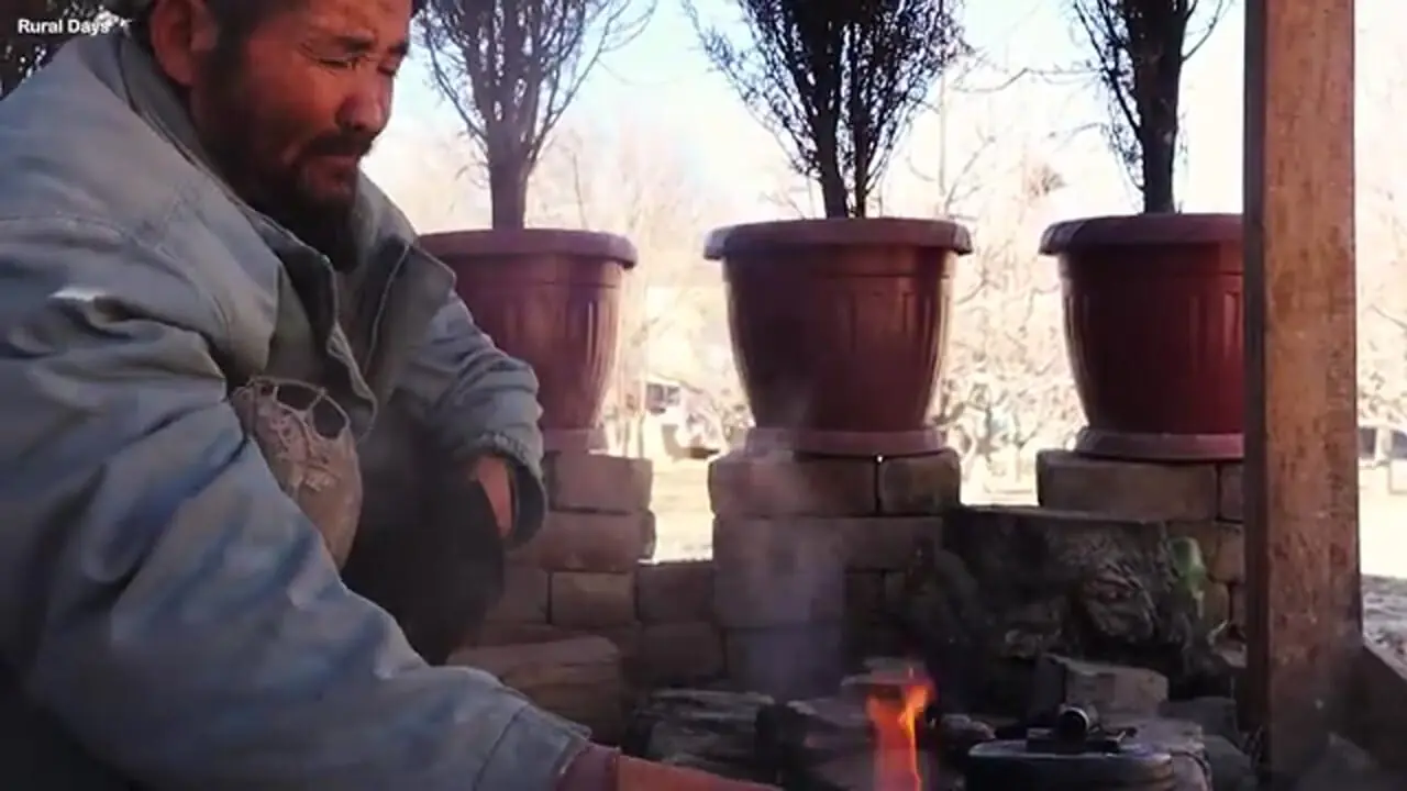 ببینید| غذای روستایی در افغانستان؛ پخت باقالی به روش سنتی توسط زوج مسن افغان