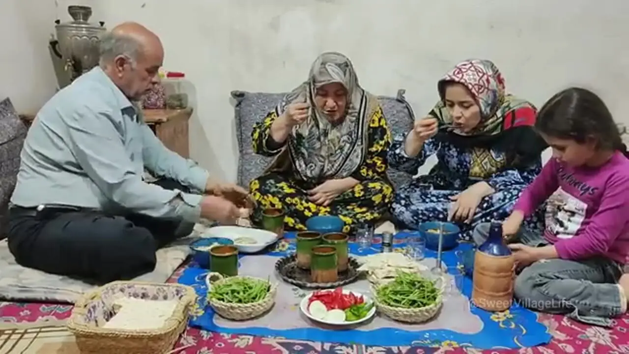 ببینید| غذای روستایی در ایران؛ پخت آبگوشت با بامیه