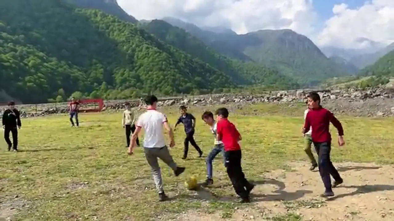 ببینید| غذای روستایی در آذربایجان؛ کباب کردن ماهی در لایه ای از نمک در آتش