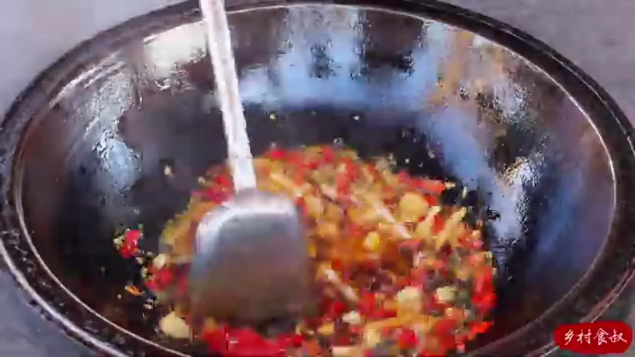 ببینید| غذای روستایی در چین؛ پخت یک غذای سنتی با دو ماهی سرماری