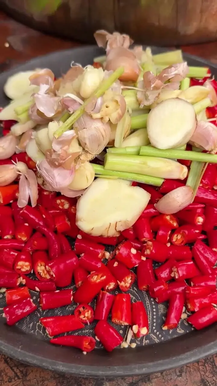 ببینید| غذای روستایی در کامبوج؛ پخت خوراک با حلزون و فلفل قرمز در روستا