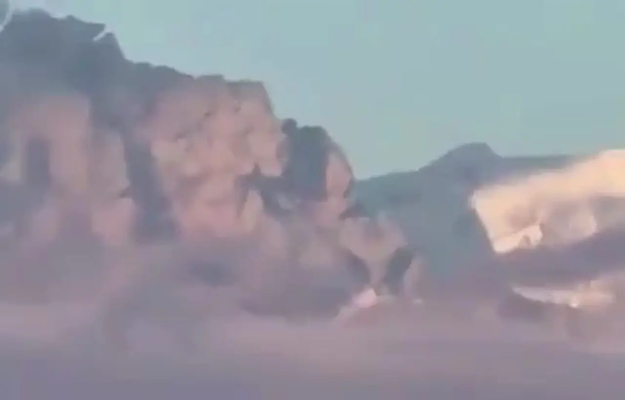 پرتاب خاکستر تا ۹ کیلومتر؛ فوران آتشفشان در روسیه