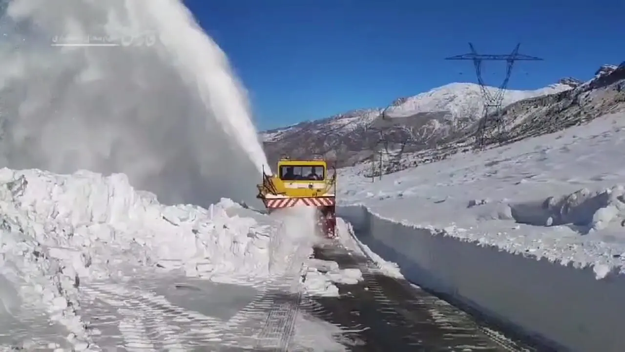 ببینید| لحظه تماشایی پاشیدن برف به آسمان توسط برف‌خوار