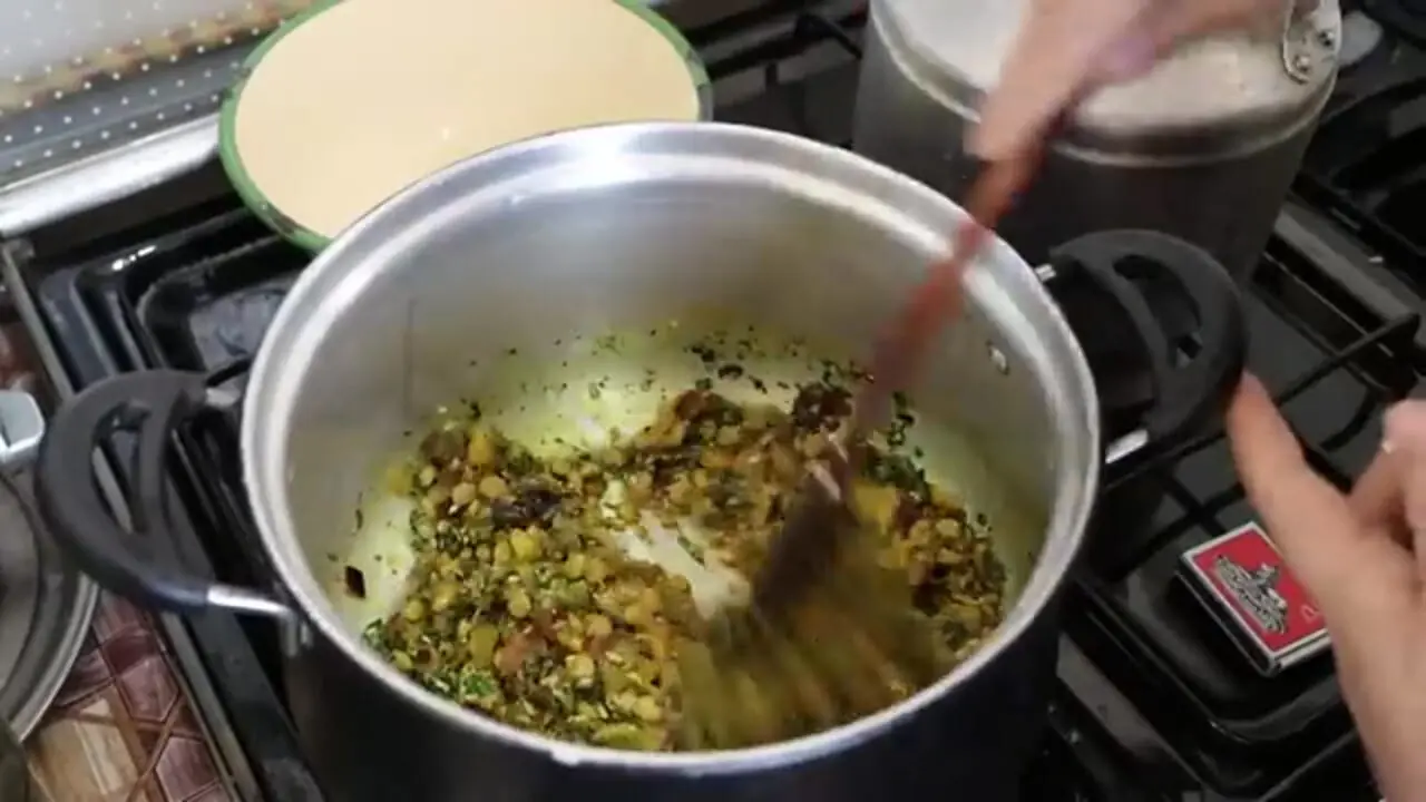 ببینید| غذای روستایی در ایران؛ پخت نان محلی به روش سنتی در هوای برفی روستا