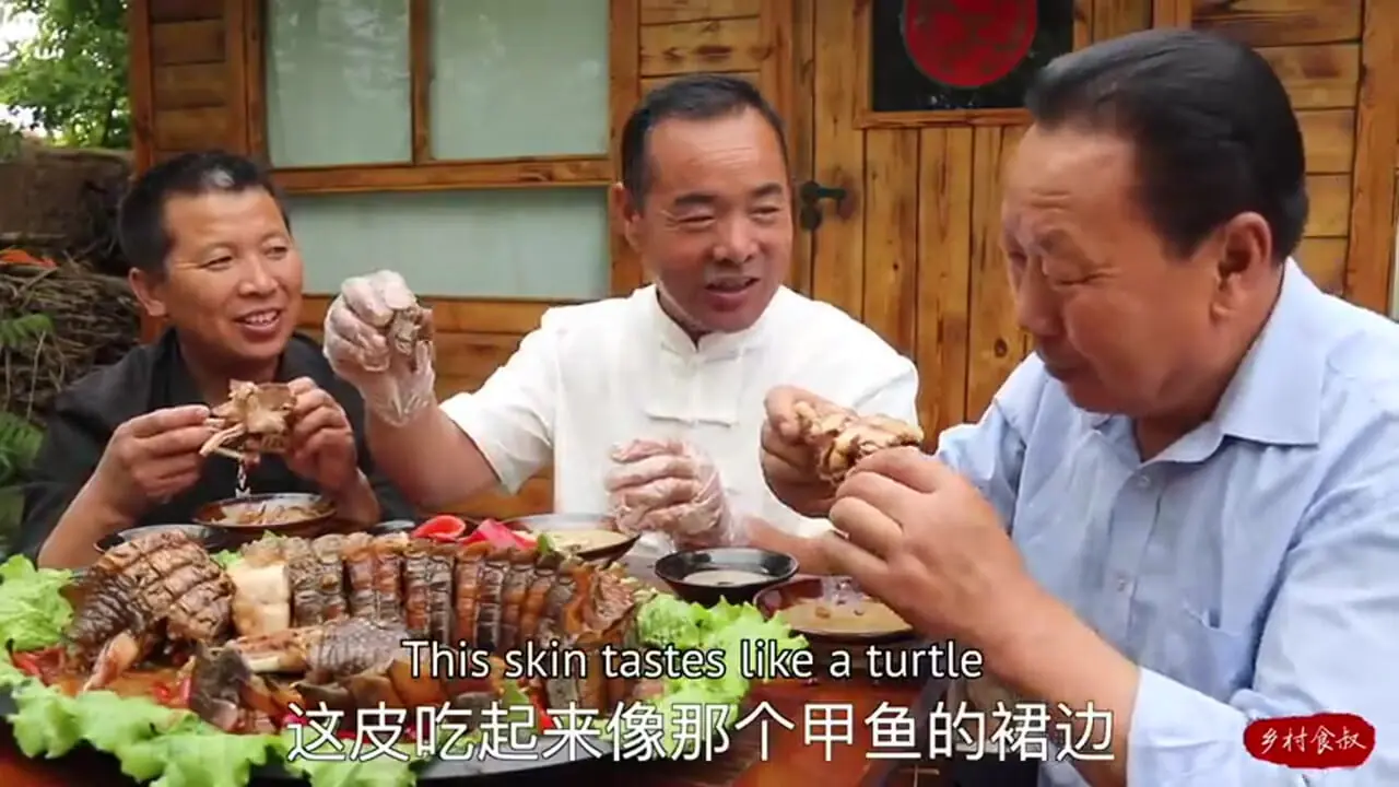 ببینید| غذای روستایی در چین؛ پخت یک غذای عجیب با دم کروکودیل