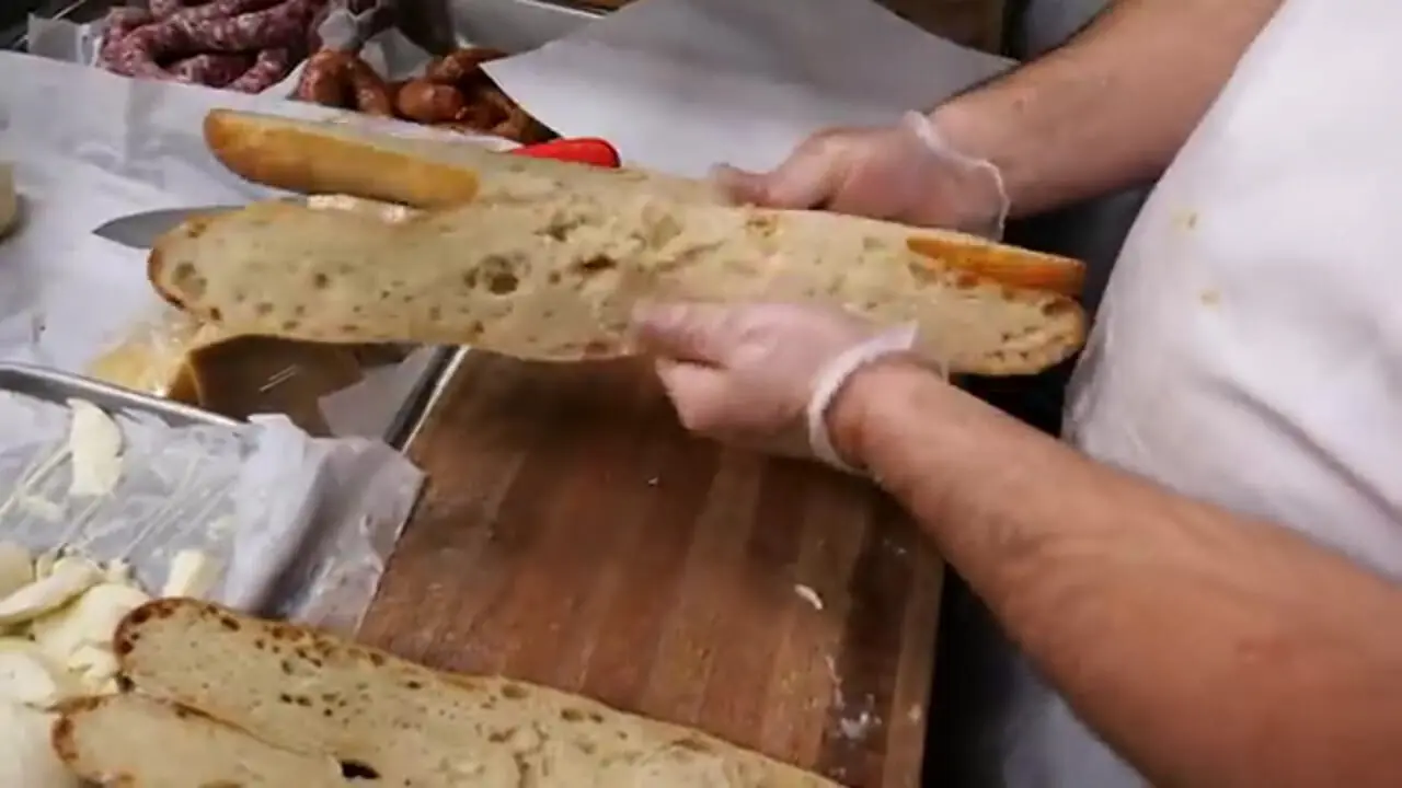 ببینید| غذای خیابانی در آمریکا؛ تهیه ساندویچ گوشت و پنیر موزارلا در نیوجرسی