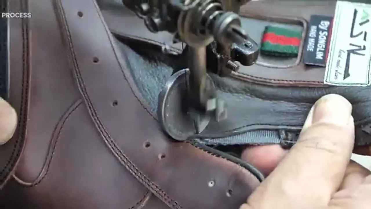 ببینید| فرآیند تولید کفش کوهنوردی دست ساز در کارگاهی در کره جنوبی