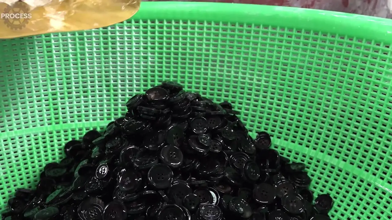 ببینید| فرآیند تماشایی تولید انبوه دکمه در کارخانه ای در کره جنوبی