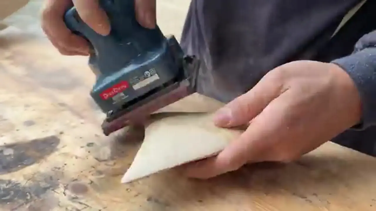 ببینید| مراحل دیدنی ساخت مجسمه های چوبی کوسه در کارگاهی در ویتنام