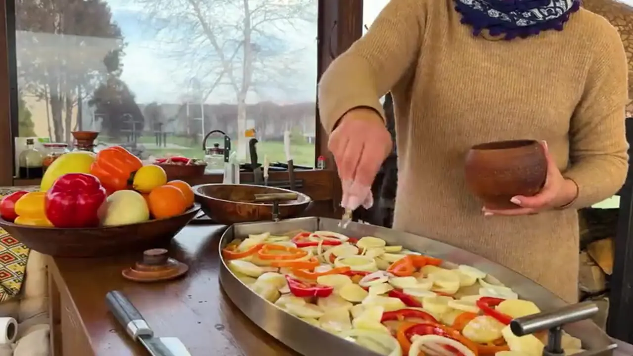 ببینید| غذای روستایی در اوکراین؛ پخت یک غذای خاص با خرگوش در هوای برفی 