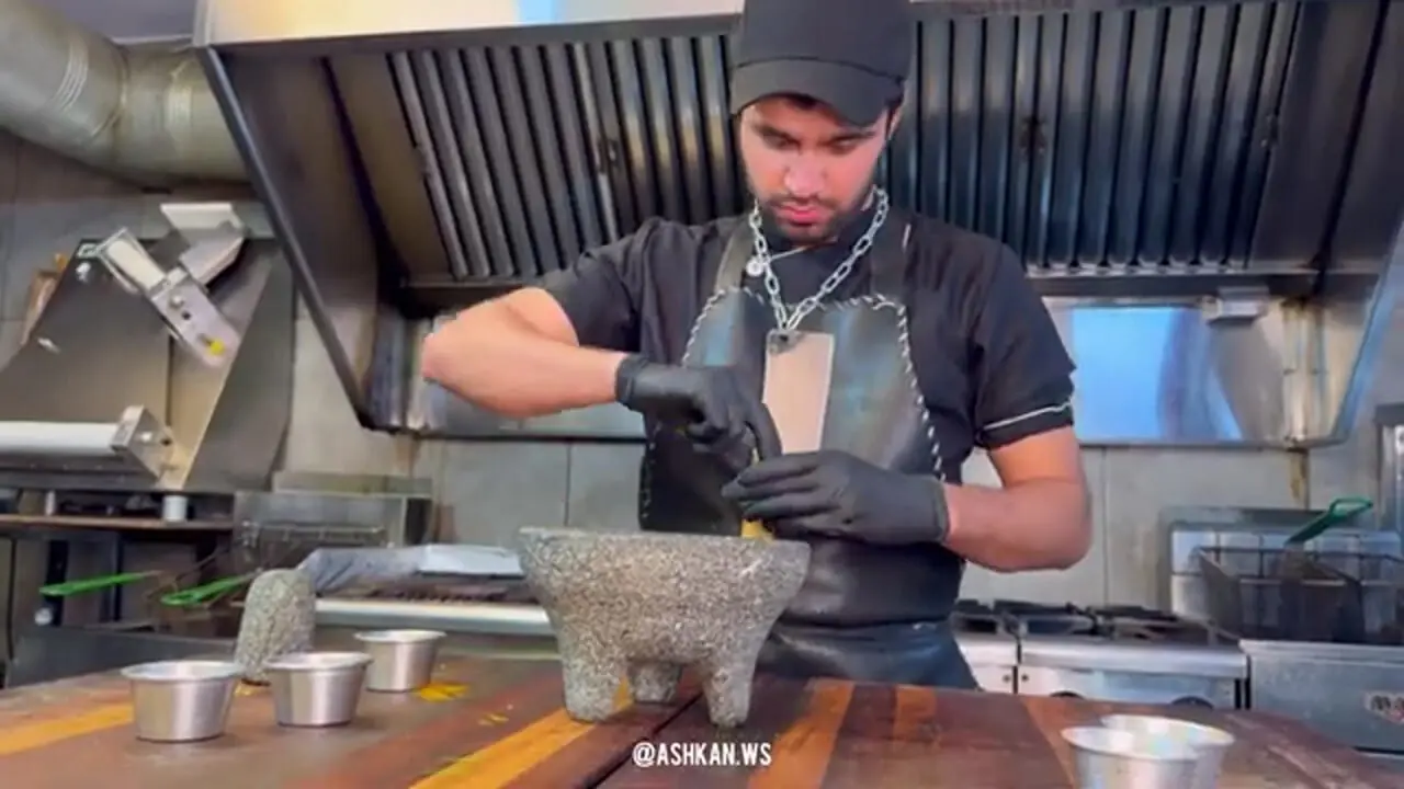 ببینید| غذای خیابانی در ایران؛ کباب کردن یک دلفین ماهی غول پیکر توسط آشپز ماهر ایرانی