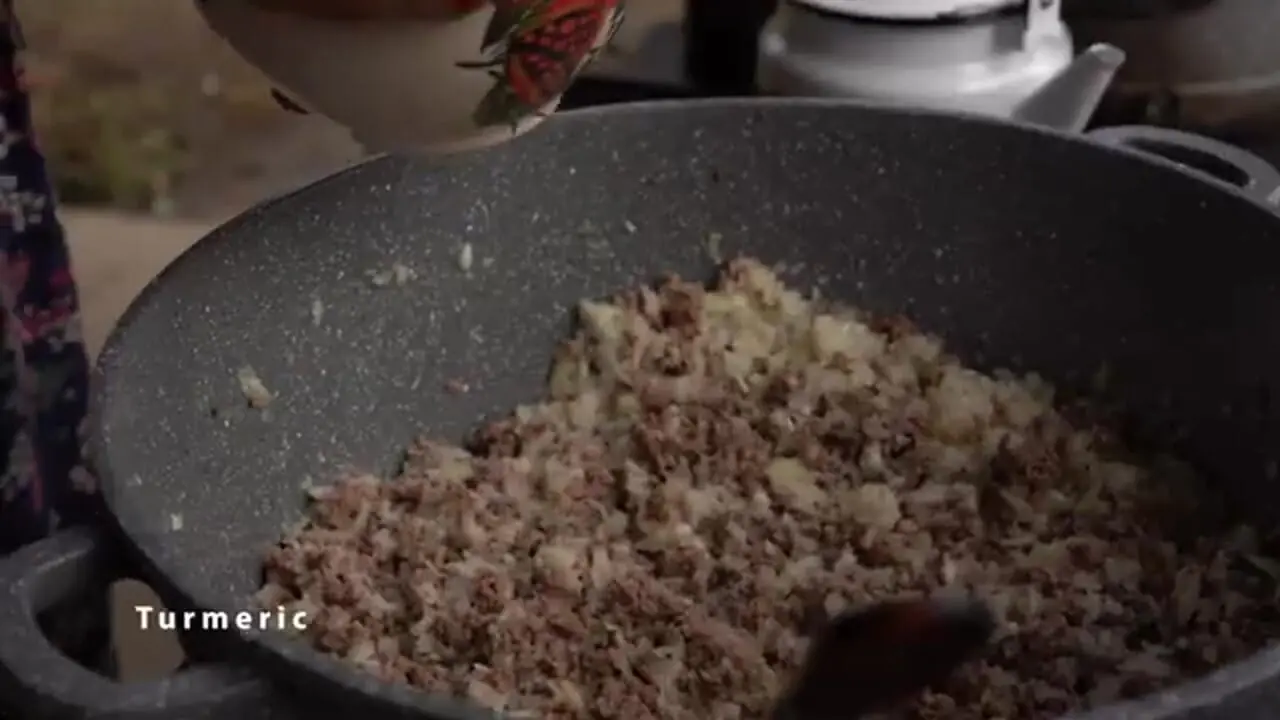 ببینید| غذای روستایی در آذربایجان؛ پخت دلمه بادمجان، گوجه فرنگی و فلفل