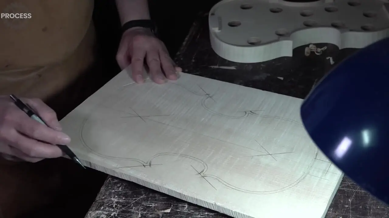 ببینید| مراحل دیدنی ساخت یک ویولن با چوب یک درخت قدیمی در سئول