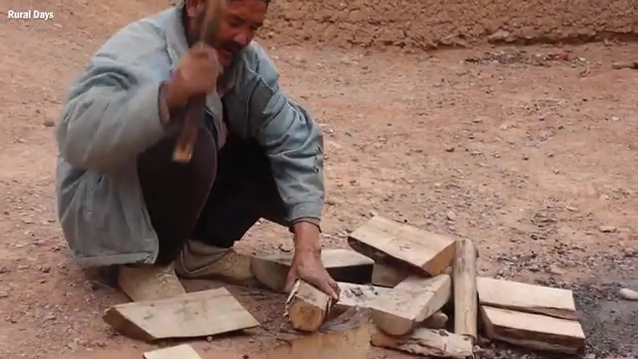 ببینید| غذای روستایی در افغانستان؛ پخت جوجه کباب در هوای برفی