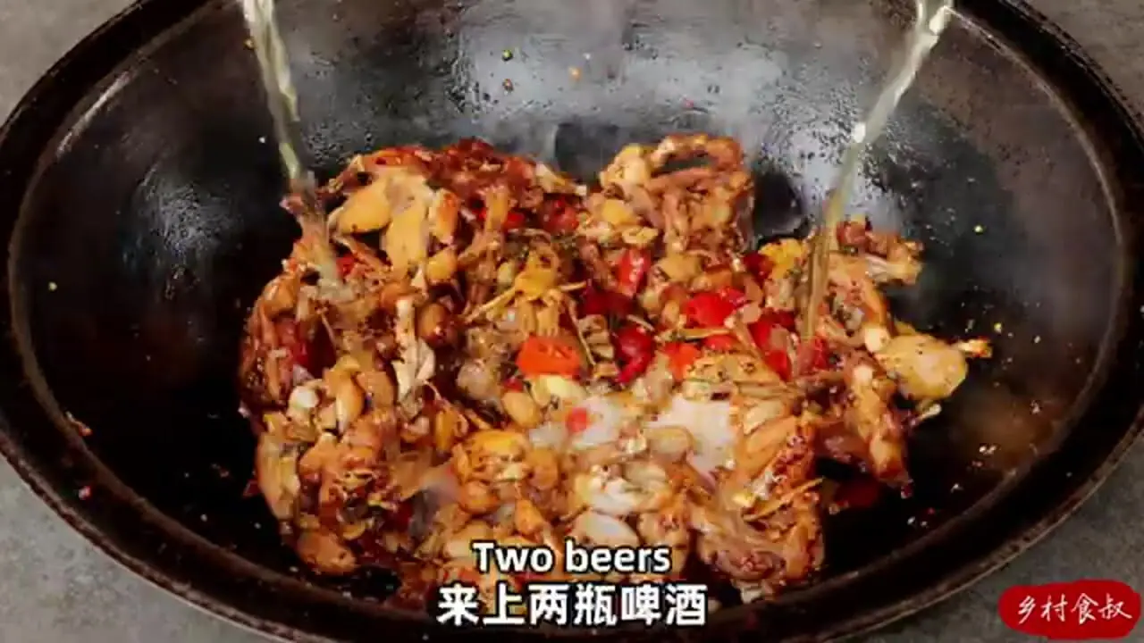 ببینید| غذای روستایی در چین؛ پخت خوراک با قورباغه گاوی و سبزیجات در روستا