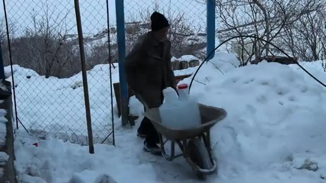 ببینید| غذای روستایی در ایران؛ پخت پلو مخلوط به روش سنتی و در هوای برفی