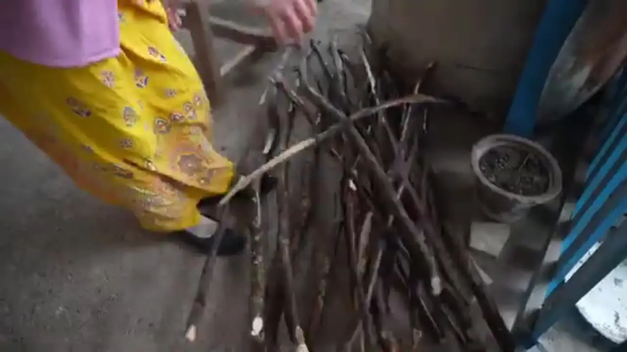 ببینید| غذای روستایی در ایران؛ تهیه کره محلی و پخت نان تافتون در روستایی کوهستانی