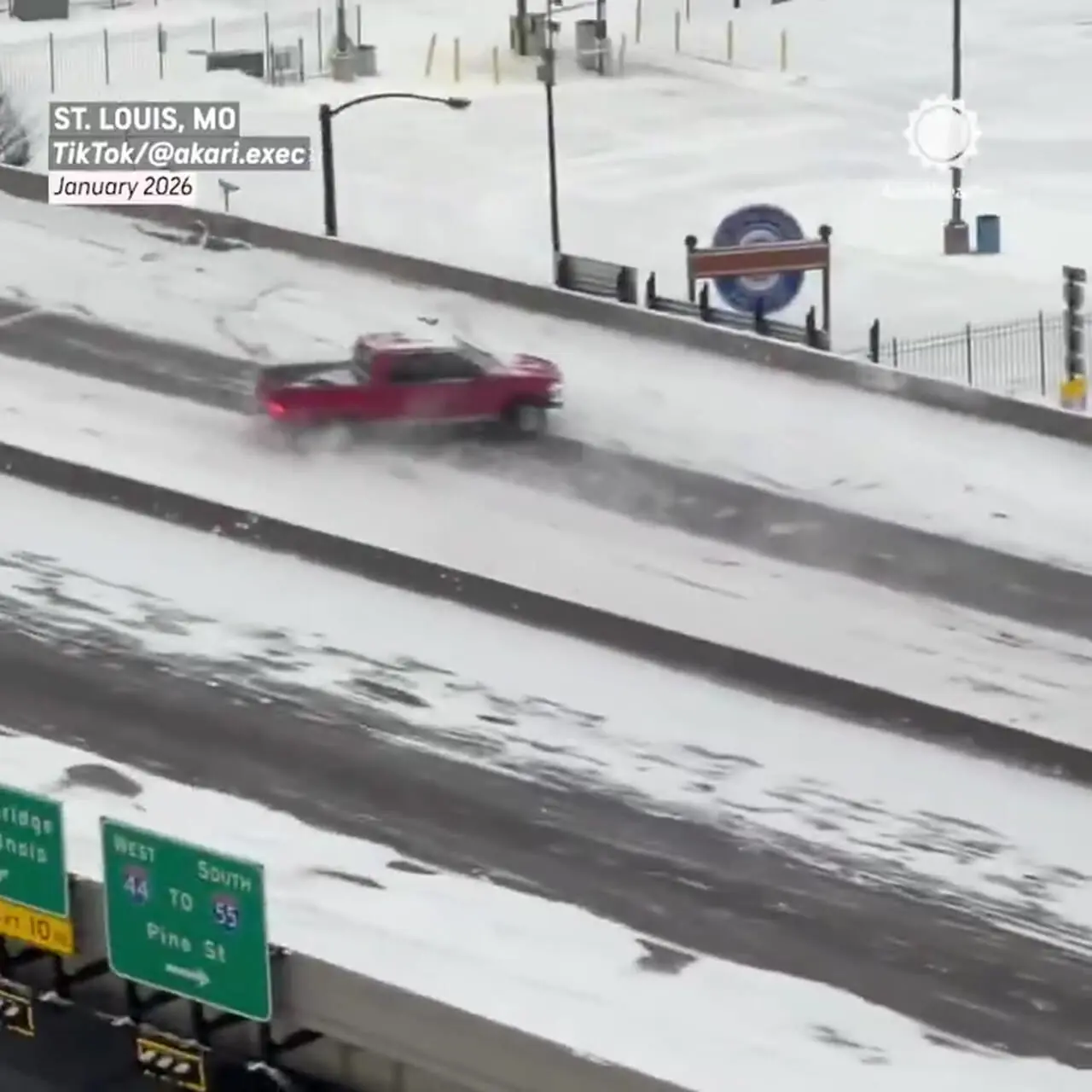 ببینید| این پل یخی رانندگان را به دردسر انداخت/ ۸۵ نفر جان خود را از دست دادند