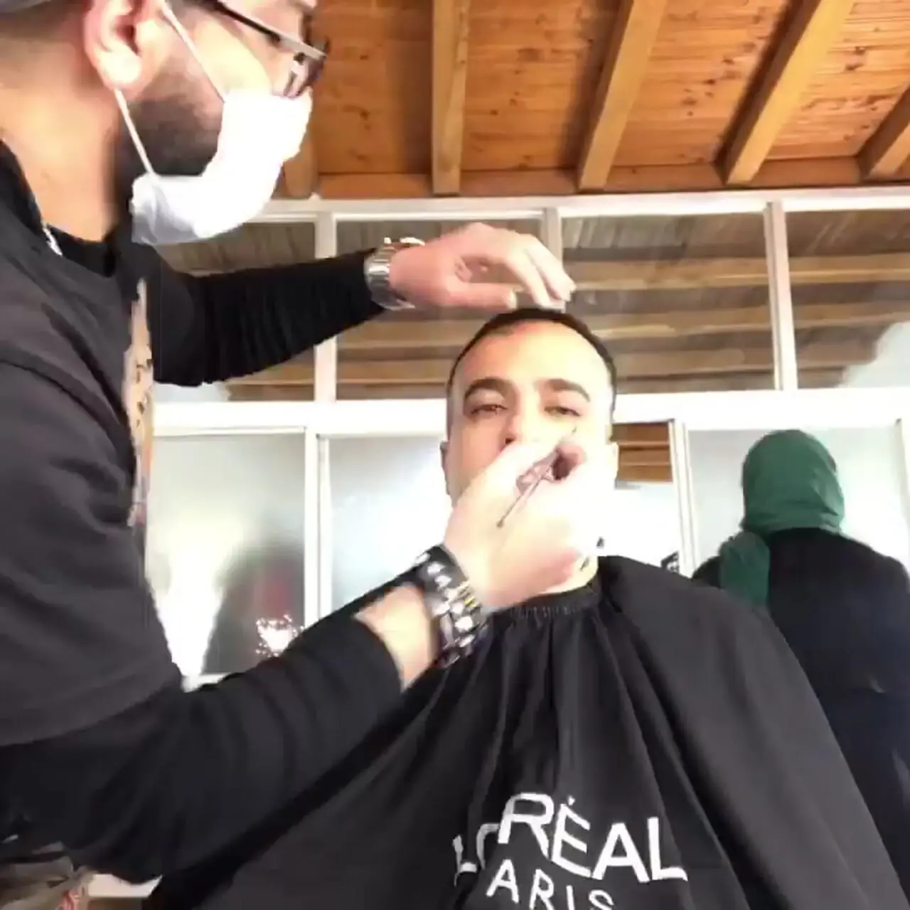 سفر در زمان؛ «ارسطو» در اتاق گریم سریال پایتخت؛ سال 99