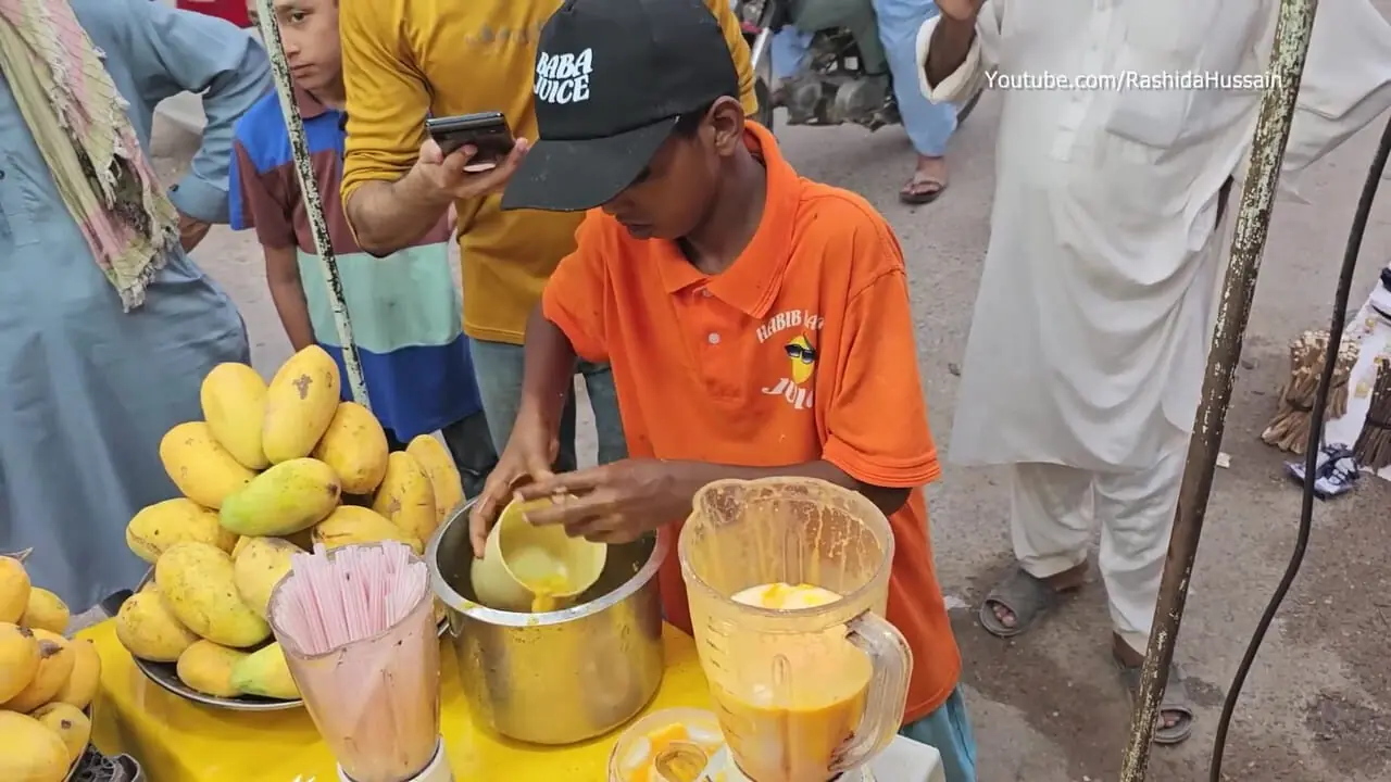 ببینید| غذای خیابانی در پاکستان؛ تهیه ماهرانه میلک شیک و آب انبه در کراچی